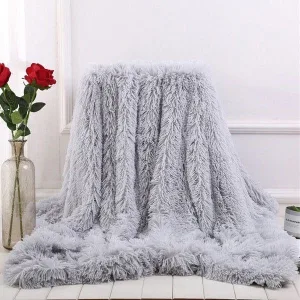 couvre lit fausse fourrure gris