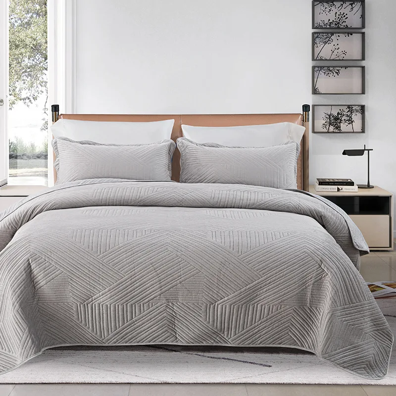 couvre lit beige en velours et taie d'oreiller